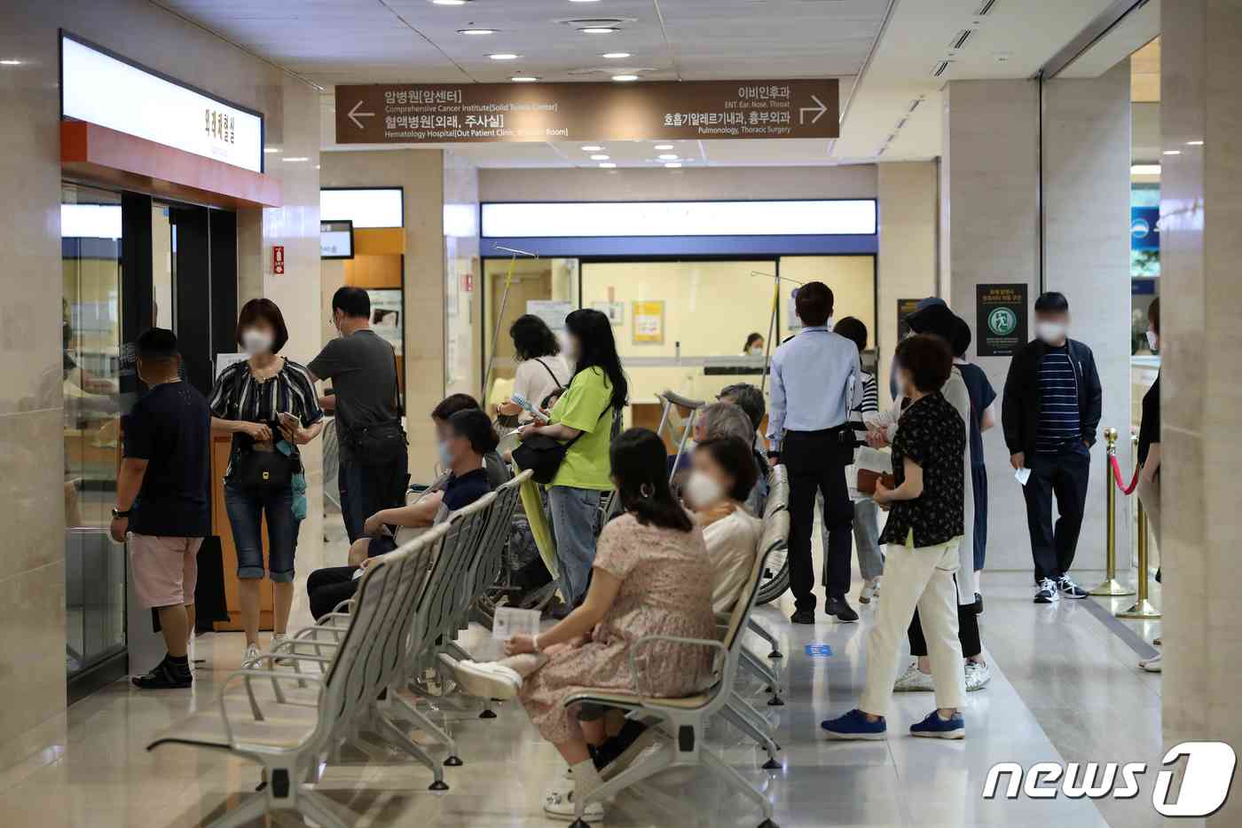 서울의 한 대학병원에서 환자들이 진료를 보기 위해 대기를 하고 있다. /뉴스1 © News1 이승배 기자