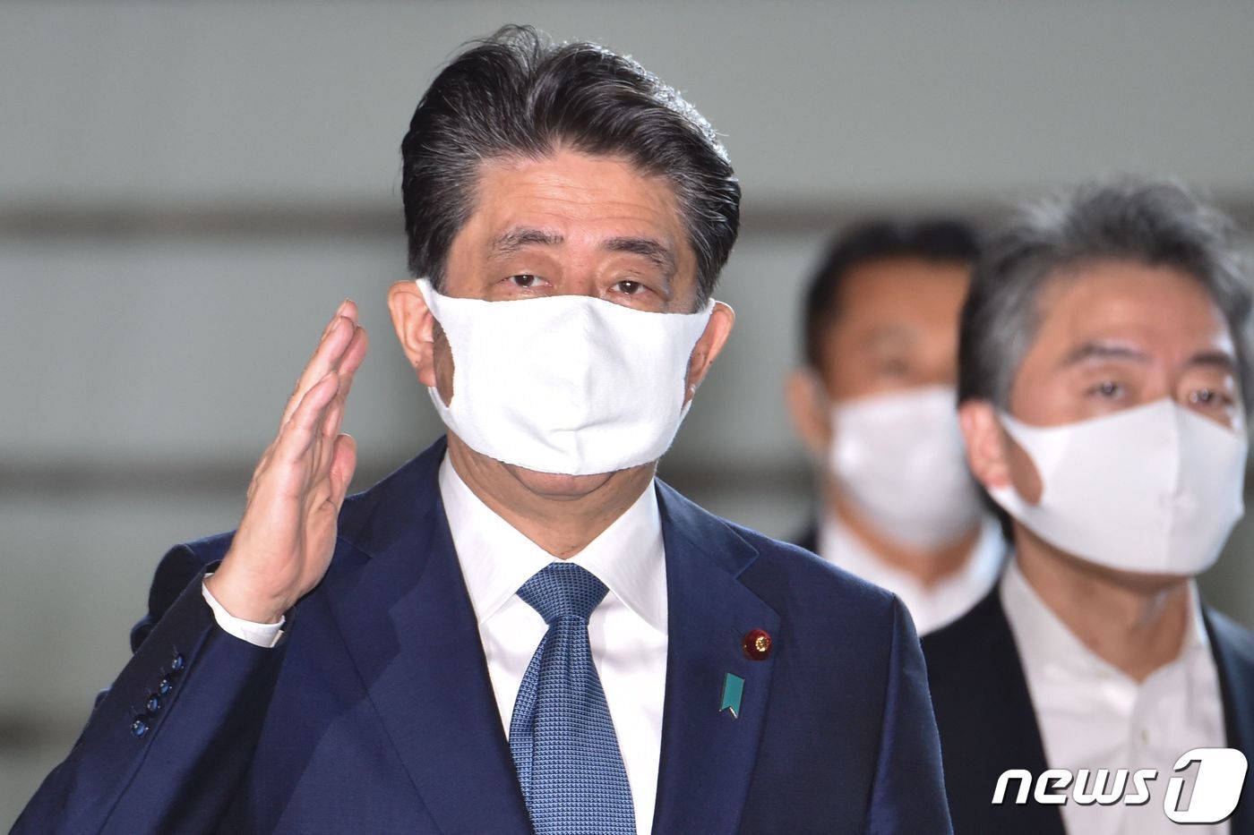 본문 이미지 - 아베 신조 일본 총리가 28일(현지시간) 건강이상설 속 마스크를 쓰고 도쿄 총리관저에 도착을 하고 있다. ⓒ AFP=뉴스1