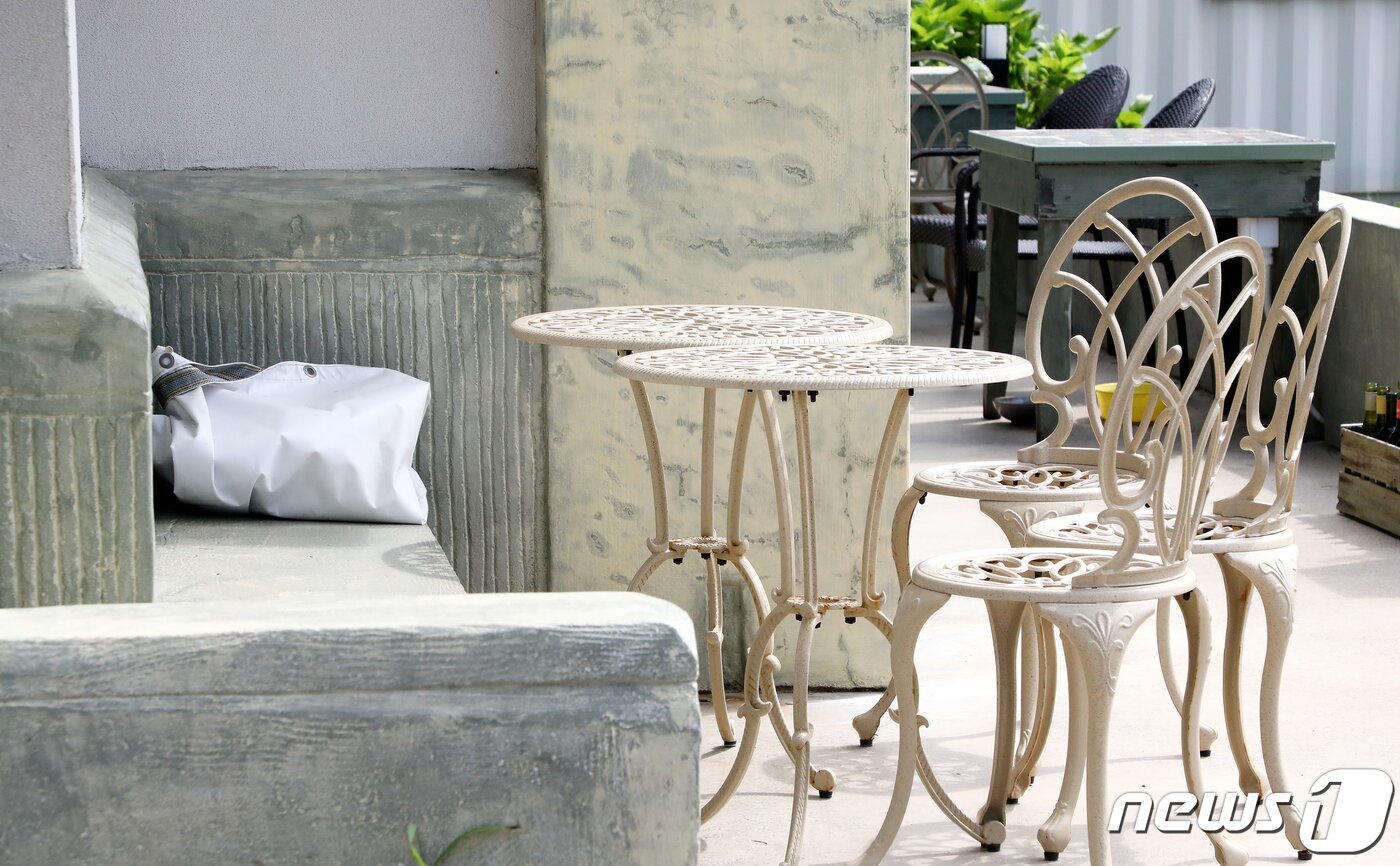 본문 이미지 - 28일 오전 제주 서귀포시 남원읍 태흥리의 한 게스트하우스. 이 게스트하우스 운영자인 A씨는 지난 24일 수도권 지역을 방문했으며 25일 제주에 돌아온 뒤 27일 밤 코로나19 확진 판정을 받았다. A씨와 접촉한 이 게스트하우스 직원 B씨도 이날 코로나19 확진 판정을 받았다.2020.8.28 /뉴스1 ⓒ News1 오미란 기자