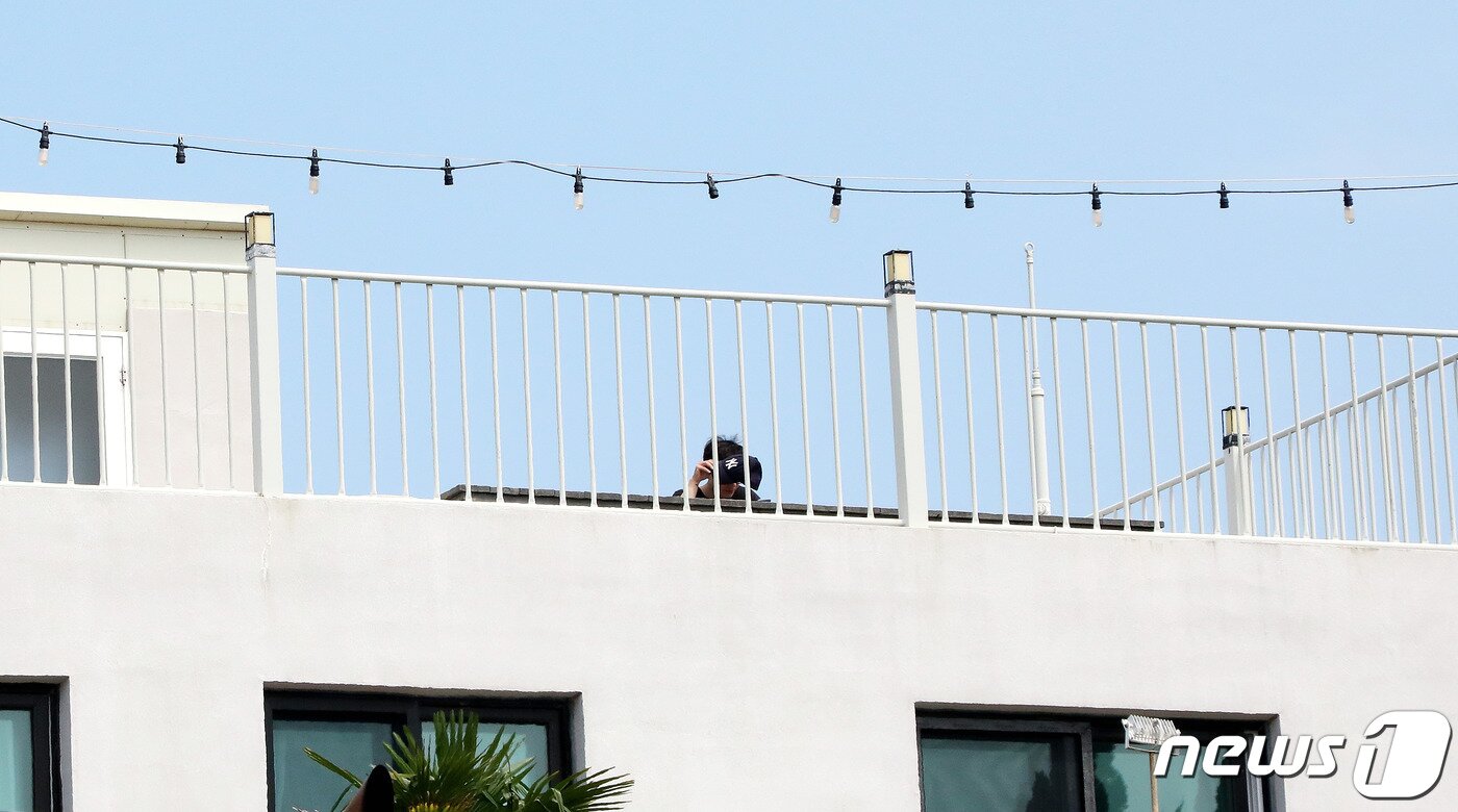 본문 이미지 - 28일 오전 제주 서귀포시 남원읍 태흥리의 한 게스트하우스 옥상에 한 손님이 앉아 있다. 이 게스트하우스 운영자인 A씨는 지난 24일 수도권 지역을 방문했으며 25일 제주에 돌아온 뒤 27일 밤 코로나19 확진 판정을 받았다. A씨와 접촉한 이 게스트하우스 직원 B씨도 28일 코로나19 확진 판정을 받은 상태다.2020.8.28 /뉴스1 ⓒ News1 오미란 기자