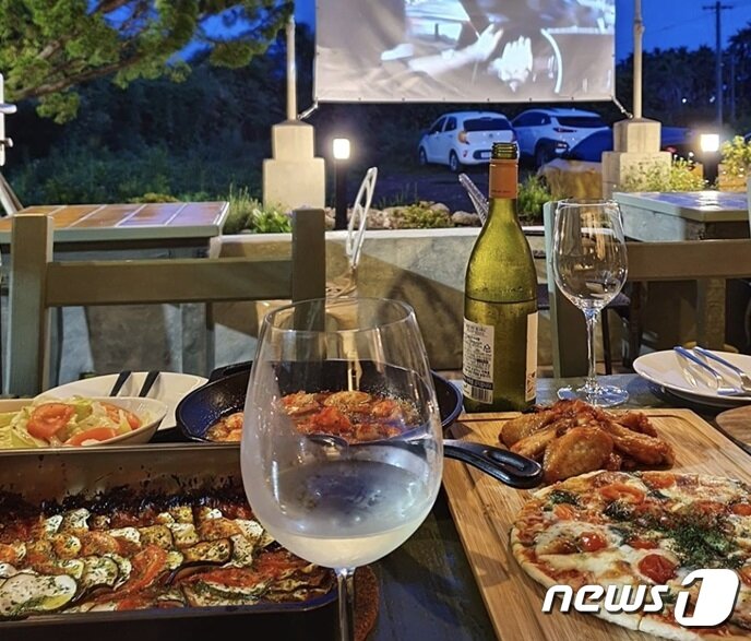 본문 이미지 -  제주 36번·37번 확진자가 발생한 게스트하우스의 와인파티.(SNS 캡처) /ⓒ 뉴스1