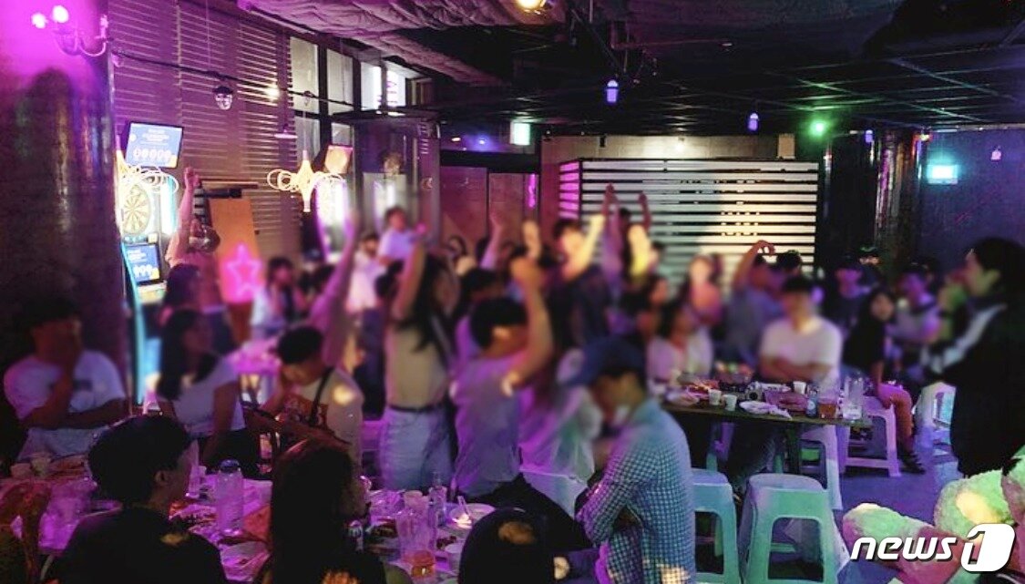 본문 이미지 - 제주 한 게스트하우스의 야간 파티.ⓒ 뉴스1