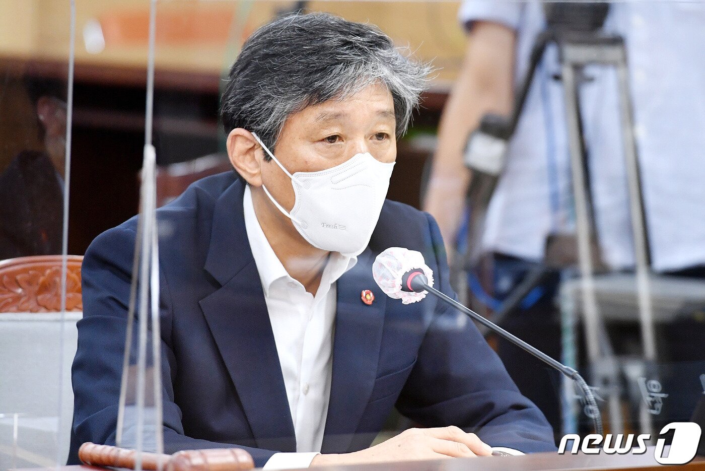 본문 이미지 - 강성균 제주도의회 인사청문특별위원회 위원장(제주시 애월읍·민주당)이 29일 제주도의회 대회의실에서 열린 고영권 제주도 정무부지사 예정자 인사청문회에서 고 예정자에게 질의하고 있다.(제주도의회 제공)ⓒ News1