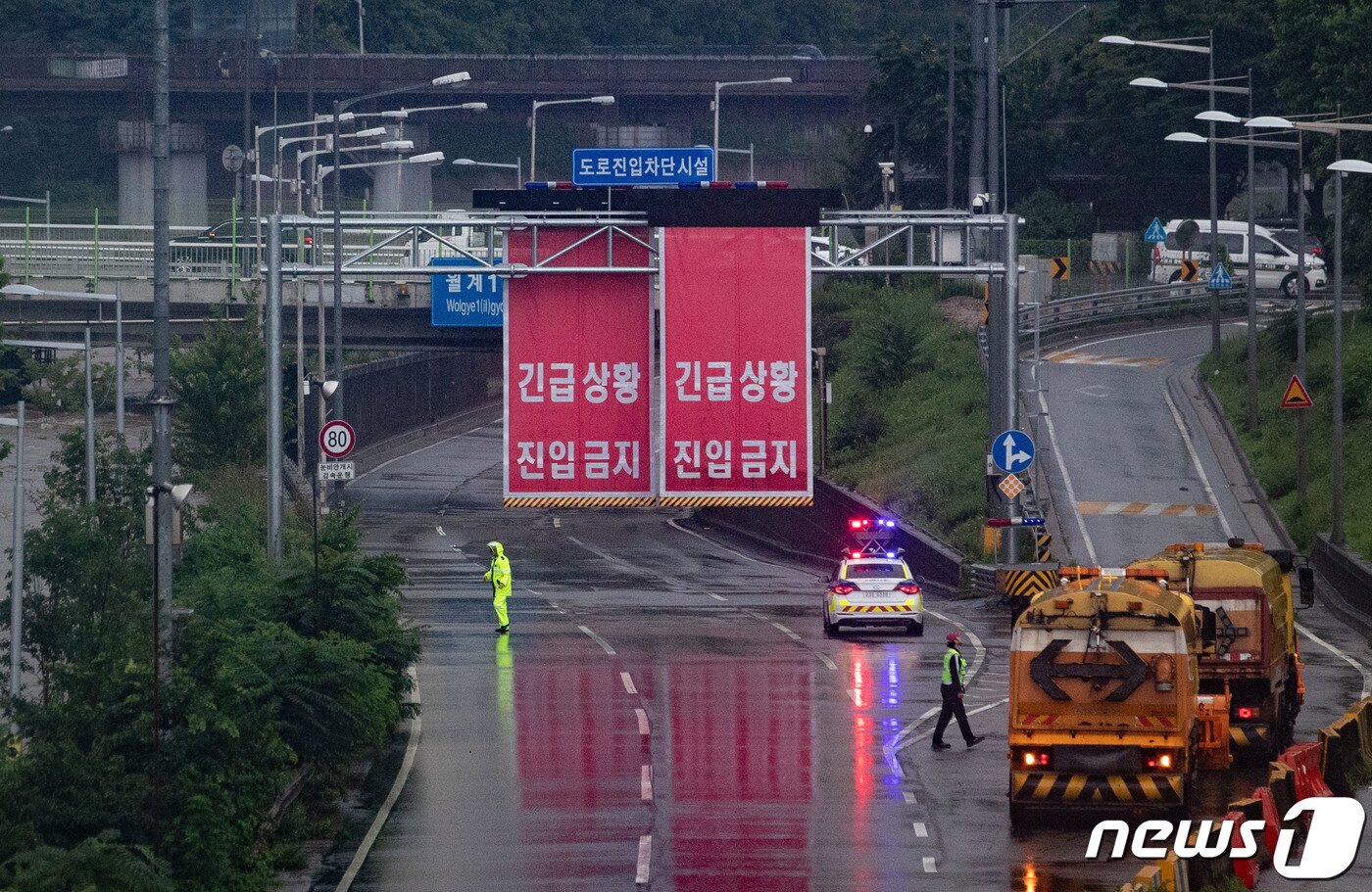 본문 이미지 - 주말부터 계속되고 있는 수도권 집중호우 여파로 한강 수위가 상승한 3일 오전 서울 노원구 월계1교 일대 동부간선도로 진입로가 통제되고 있다. 2020.8.3/뉴스1 ⓒ News1 이재명 기자