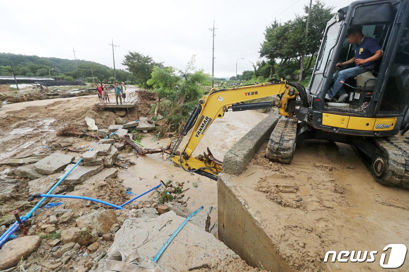 본문 이미지 - 3일 오후 경기도 이천시 모가면 서경저수지 일대에서 폭우로 무너진 길을 복구하는 작업이 진행되고 있다. 2020.8.3/뉴스1 ⓒ News1 조태형 기자
