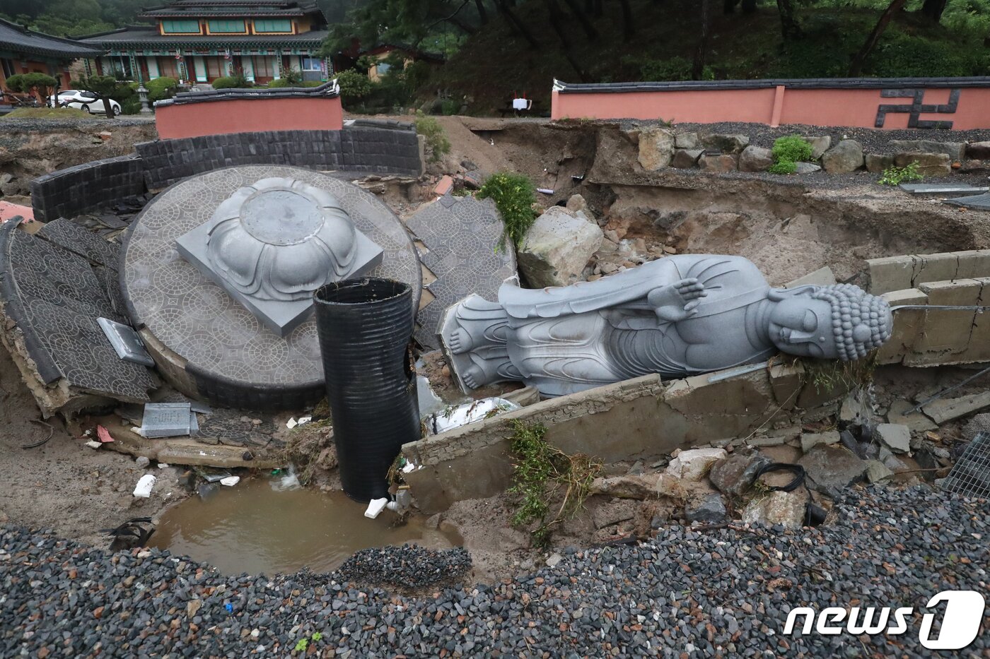 본문 이미지 - 3일 오후 충북 충주시 산척면 한 사찰에서 불상이 전날 내린 비로 쓰러져 있다. 2020.8.3/뉴스1 ⓒ News1 김용빈 기자