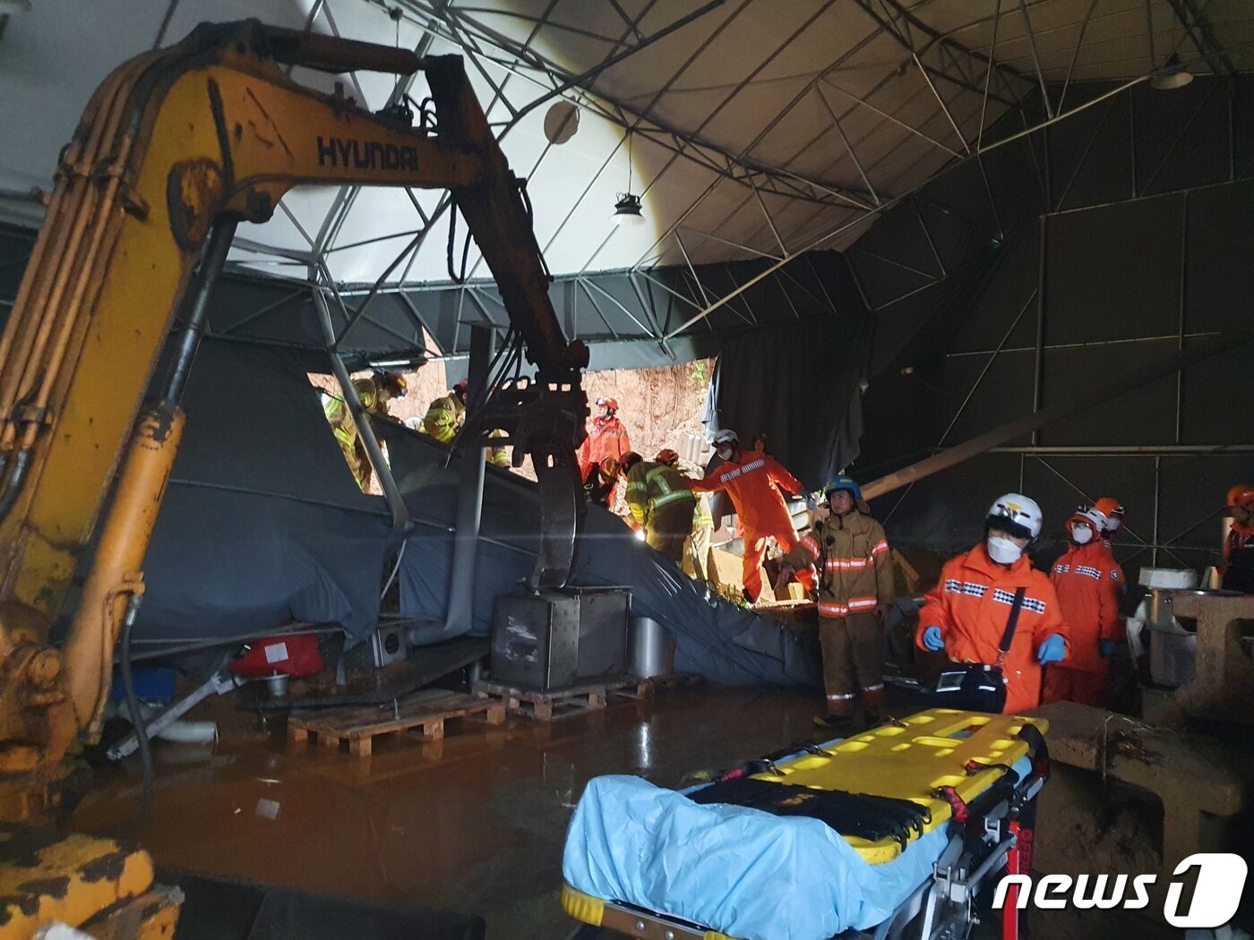 본문 이미지 - 3일 경기도 평택 청북읍 한 공장에서 토사물이 덮쳐 작업중이던 근로자들이 매몰된 가운데 구조대가 이들을 구조하고 있다. 신고를 받고 출동한 구조대는 매몰자 4명을 구조해 병원으로 이송했으나 이중 3명이 사망했다.(경기도소방재난본부 제공) 2020.8.3/뉴스1