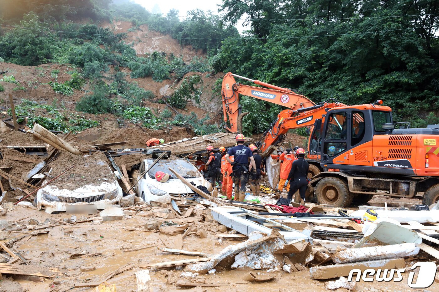 본문 이미지 - 3일 경기도 가평군 가평읍 산유리의 한 펜션에 토사가 덮쳐 소방당국이 중장비를 동원해 구조작업을 벌이고 있다. 소방당국에 따르면 펜션 사장 가족과 직원으로 추정되는 4명이 매몰됐으며 시신 3구가 수습됐다. 2020.8.3/뉴스1 ⓒ News1 황기선 기자