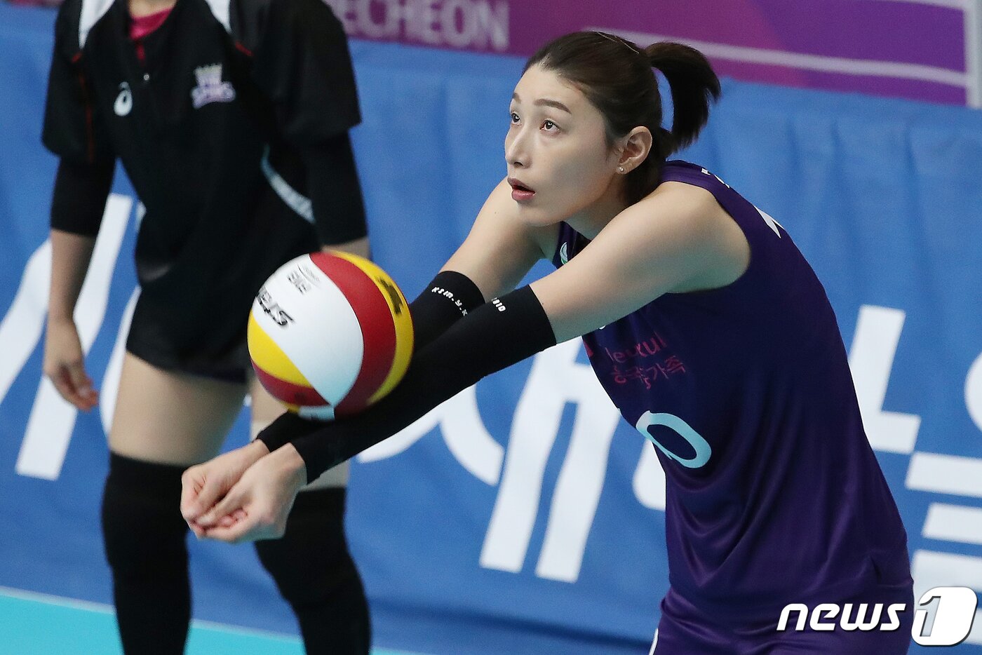 본문 이미지 - 30일 오후 충북 제천실내체육관에서 열리는 2020 제천·MG새마을금고컵 프로배구대회 여자부 현대건설과 흥국생명의 경기를 앞두고 흥국생명 김연경이 훈련을 하고 있다. 2020.8.30/뉴스1 ⓒ News1 김진환 기자