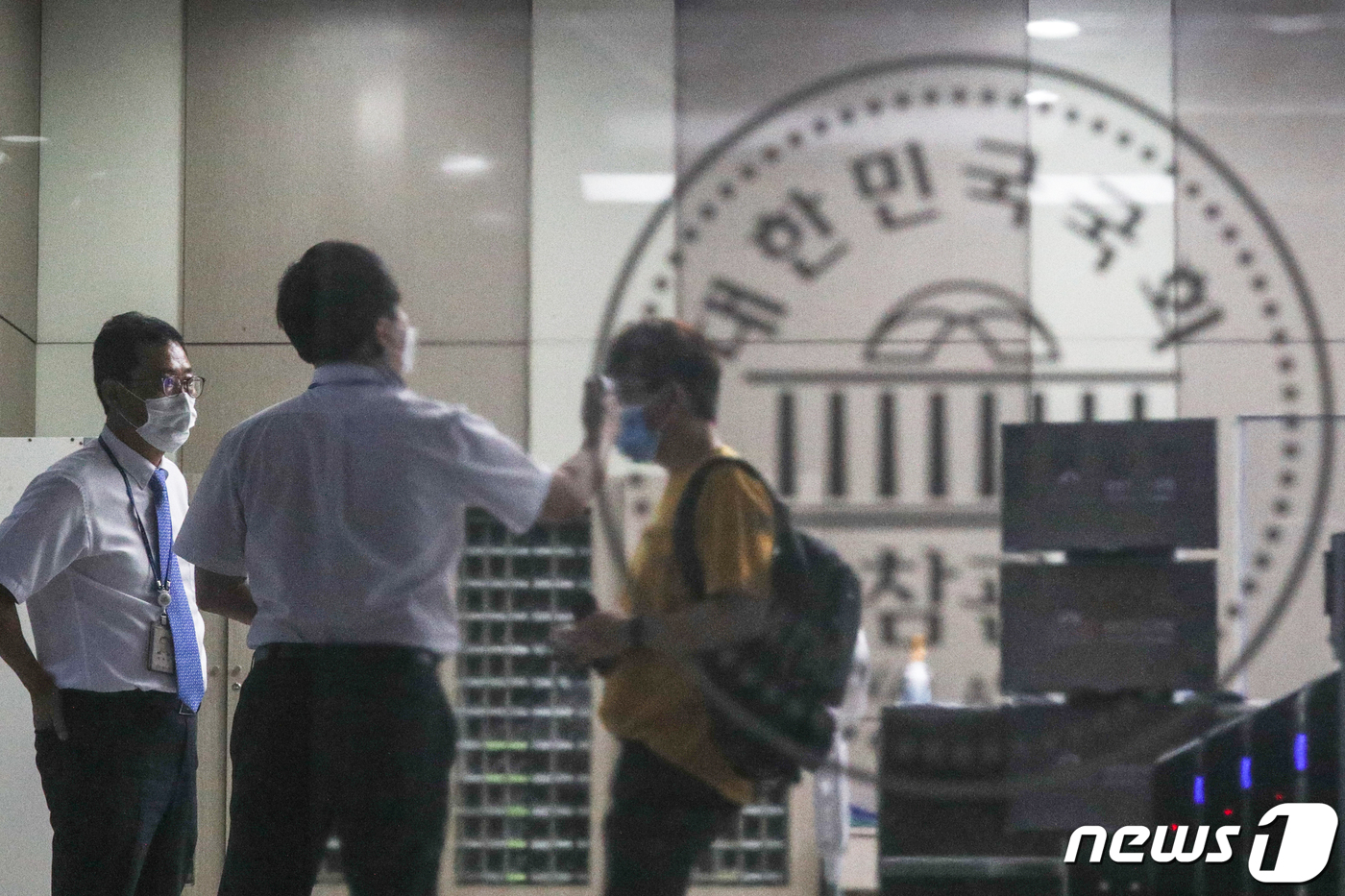 (서울=뉴스1) 성동훈 기자 = 30일 서울 여의도 국회 본관에서 관계자들이 발열 체크를 하고 있다.출입 기자의 코로나19 확진으로 일시 폐쇄한 국회가 방역 후 출입증 소지자에 한 …