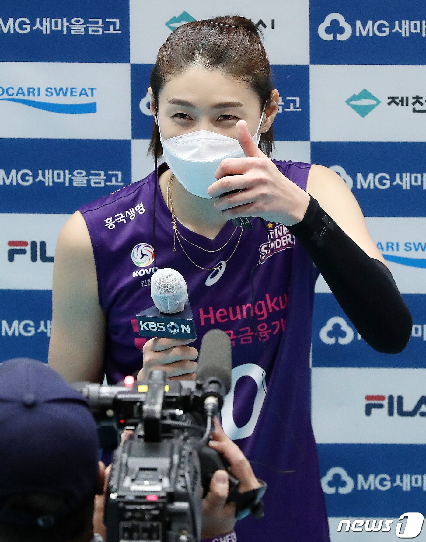 본문 이미지 - 10년 만에 복귀전에서 승리한 김연경 '기분 최고에요!' ⓒ News1 김진환 기자
