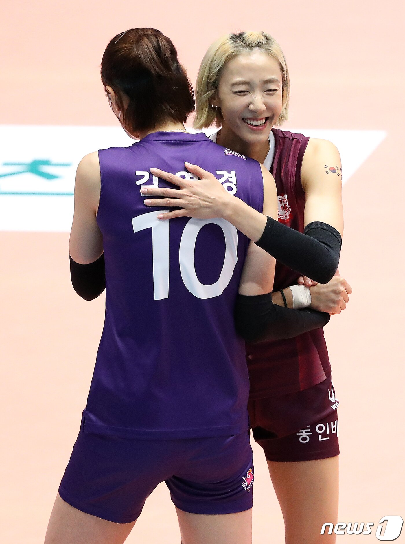 본문 이미지 - KGC인삼공사 한송이와 뜨거운 포옹을 나누는 김연경. 두 선수는 2014년 인천 아시안게임에서 금메달을 합작해냈다 ⓒ News1 김진환 기자