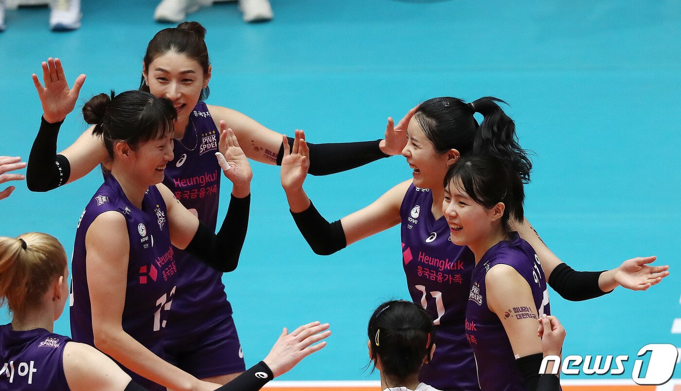 본문 이미지 - 흥국생명은 기존 이재영에 '배구 여제' 김연경과 이다영의 합류로 강력한 전력을 구축하며 경기 내내 현대건설을 압도했다 ⓒ News1 김진환 기자