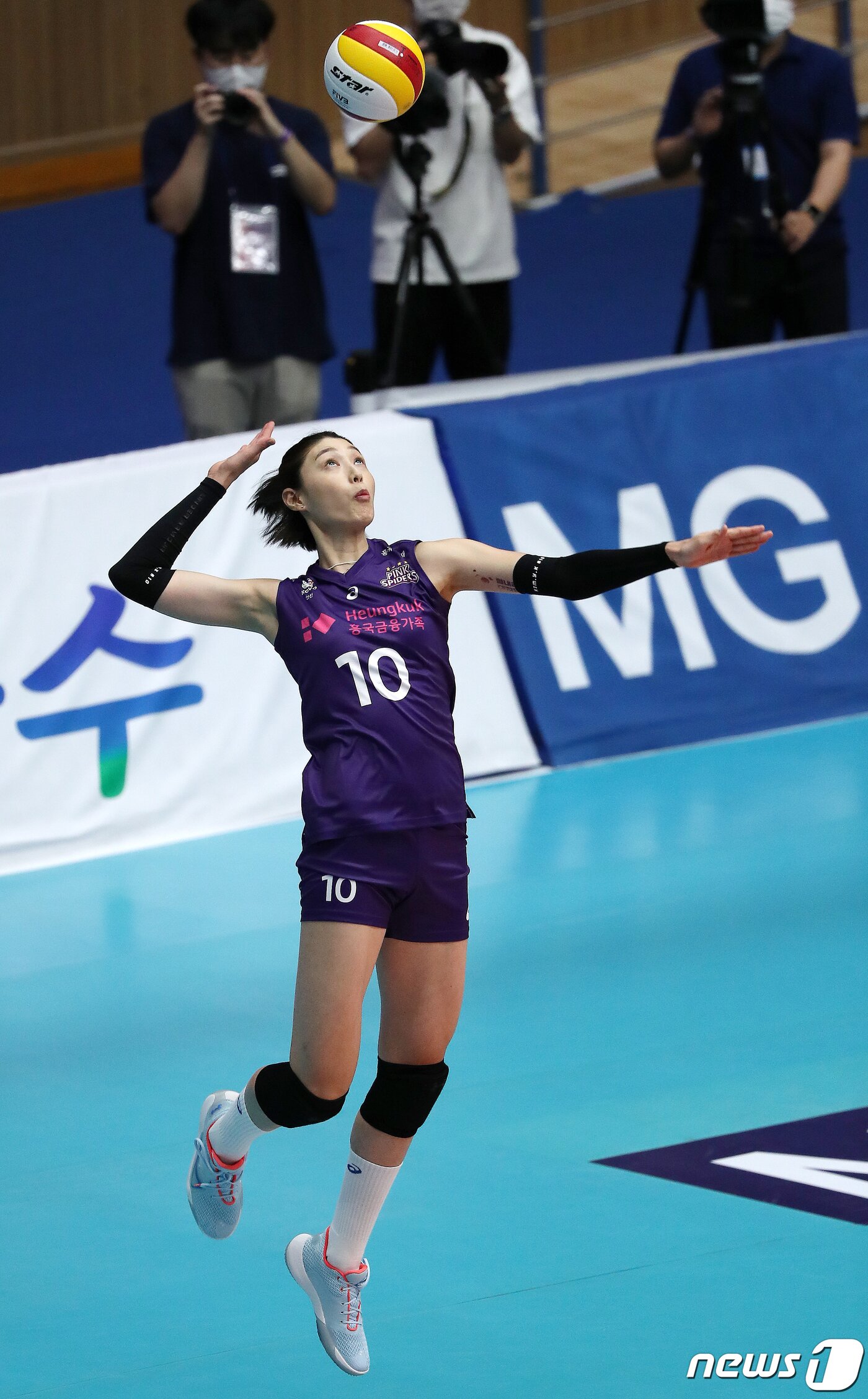 본문 이미지 - '배구 여제' 김연경은 이날 서브 에이스  1개 포함 7점을 올리며 팀 승리에 공헌했다 ⓒ News1 김진환 기자
