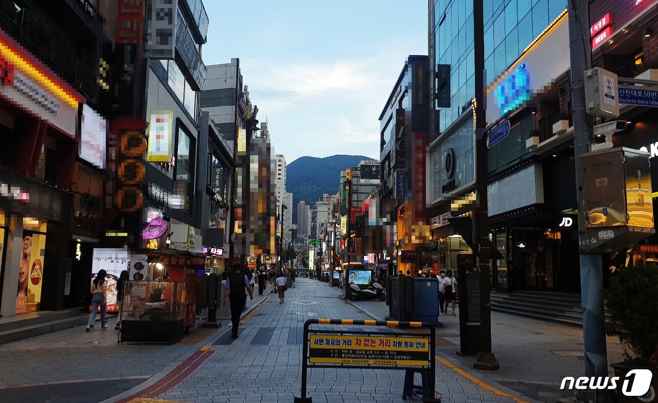 본문 이미지 - 30일 저녁시간대 부산 부산진구 서면거리. 부산 최대 번화가 서면이지만, 코로나19 재확산에 거리가 한산한 모습이다. 2020.8.30 ⓒ 뉴스1