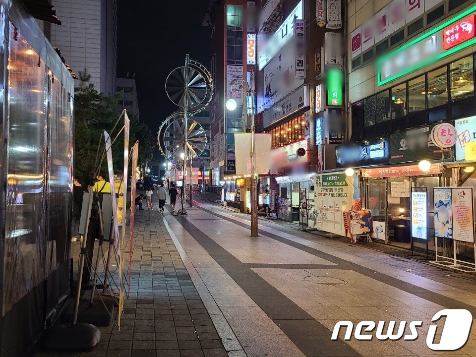 본문 이미지 - 30일 오후 9시 인천시 남동구 구월동 로데오거리. 이날 수도권에서의 사회적거리두기 2.5단계가 시행되면서 오후 9시부터 영업제한 조치되자, 인근 주점들이 문 앞에 안내문을 써붙이고 모두 문을 걸어 잠갔다. 동시간대 북적이던 거리는 발걸음이 뚝 끊겨 한산한 모습이다.2020.8.30/뉴스 ⓒ News1 박아론 기자