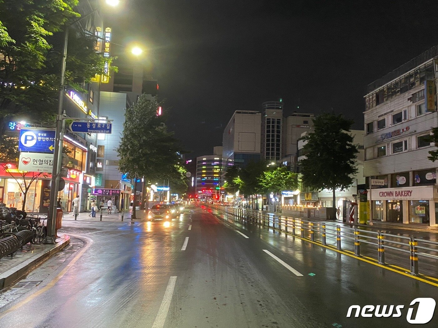 본문 이미지 - 30일 오후 8시쯤 동성로 거라에 인적은 없고 길게 늘어선 택시만 손님을 기다리고 있다. .2020.8.30/뉴스1 ⓒ News1 김홍철 기자