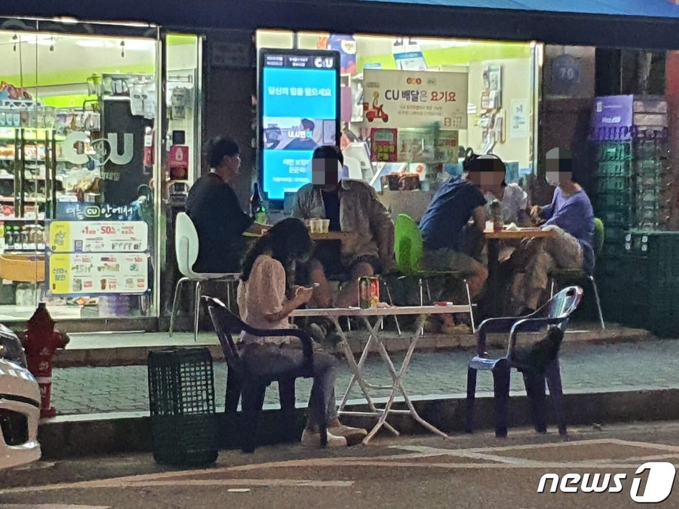 본문 이미지 - 30일 오후 9시30분께 서울 마포구 홍대입구역 인근 편의점에서 시민들이 술을 먹고 있다. ⓒ 뉴스1 김근욱 기자