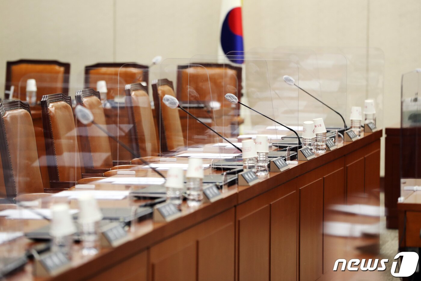 본문 이미지 - 서울 여의도 국회 본청 내 상임위 회의장에 비말 차단용 칸막이가 설치돼 있다.(국회 제공) 2020.8.31/뉴스1 ⓒ News1 성동훈 기자