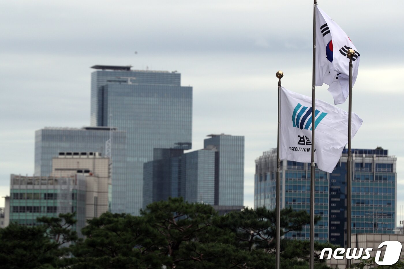 본문 이미지 - 서울 서초구 대검찰청에 걸린 검찰 깃발 뒤로 삼성 서초사옥이 보이고 있다./뉴스1 ⓒ News1 황기선 기자