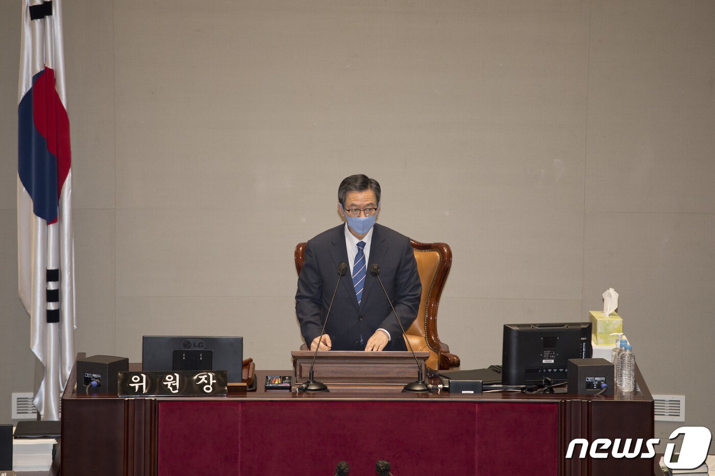 본문 이미지 - 정성호 예산결산특별위원회 위원장이 지난 8월 31일 오전 서울 여의도 국회에서 열린 예결위 전체회의에서 개회를 선언하고 있다. 2020.8.31/뉴스1 ⓒ News1 신웅수 기자