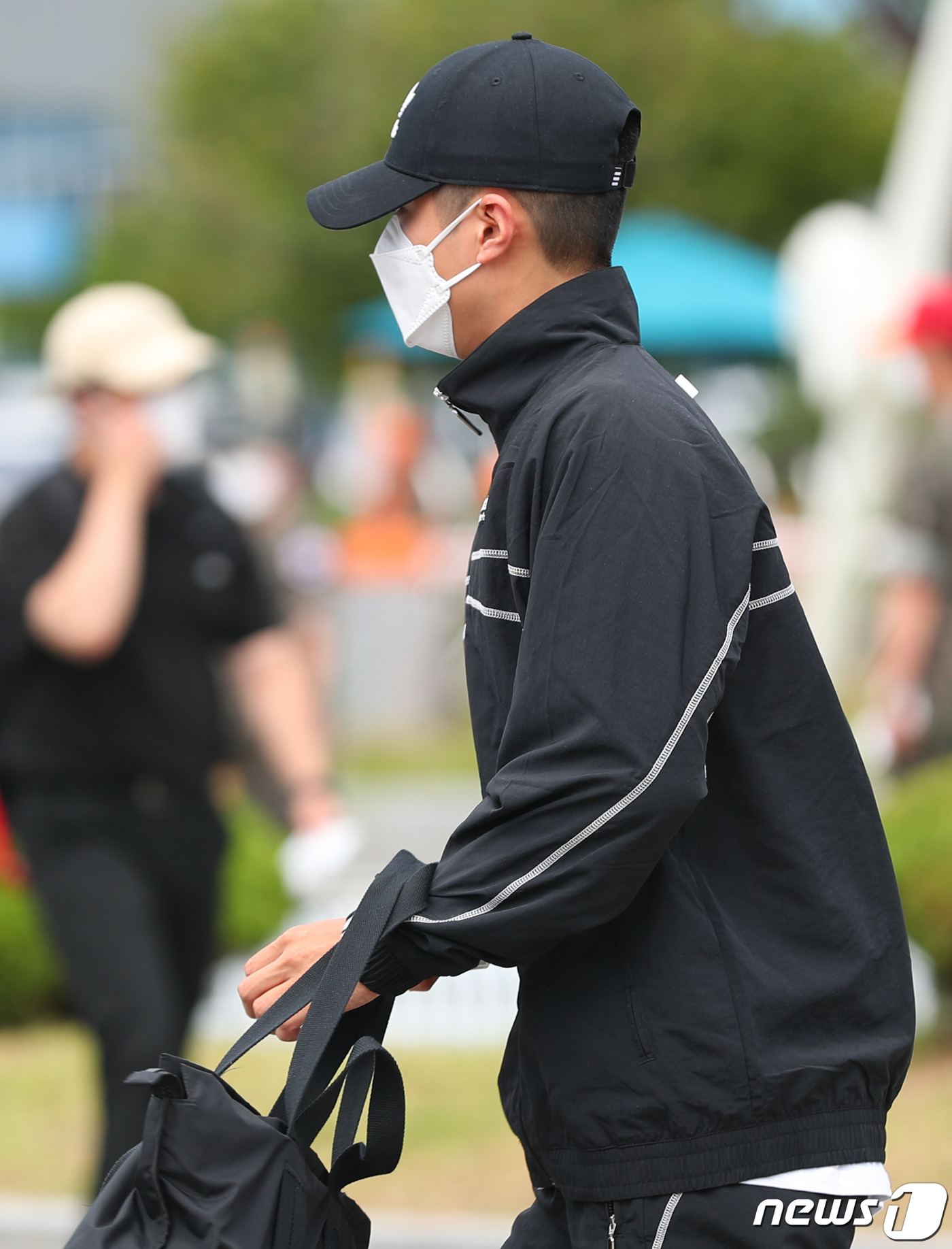 (진해=뉴스1) 여주연 기자 = 배우 박보검이 31일 경남 창원시 진해 해군교육사령부 해군기초군사교육단에 입소하고 있다. 해군병 669기 교육 과정에 입소하여 6주 동안 기초 훈련 …