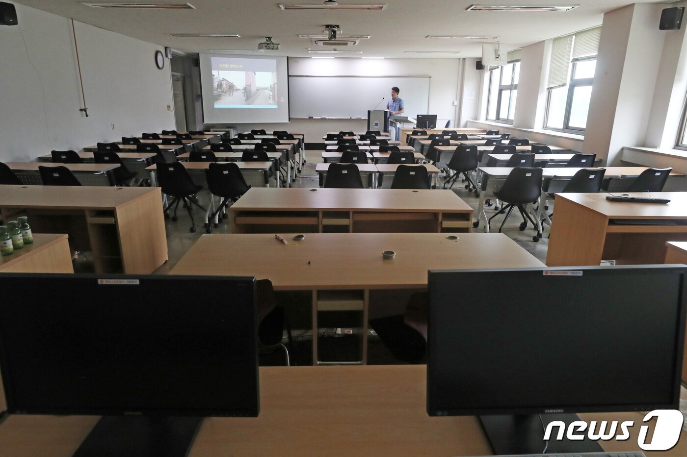 본문 이미지 - 지난해 8월31일 경기 소재 한 대학 강의실에서 교수가 비대면 수업을 준비하고 있다./뉴스1 ⓒ News1 조태형 기자
