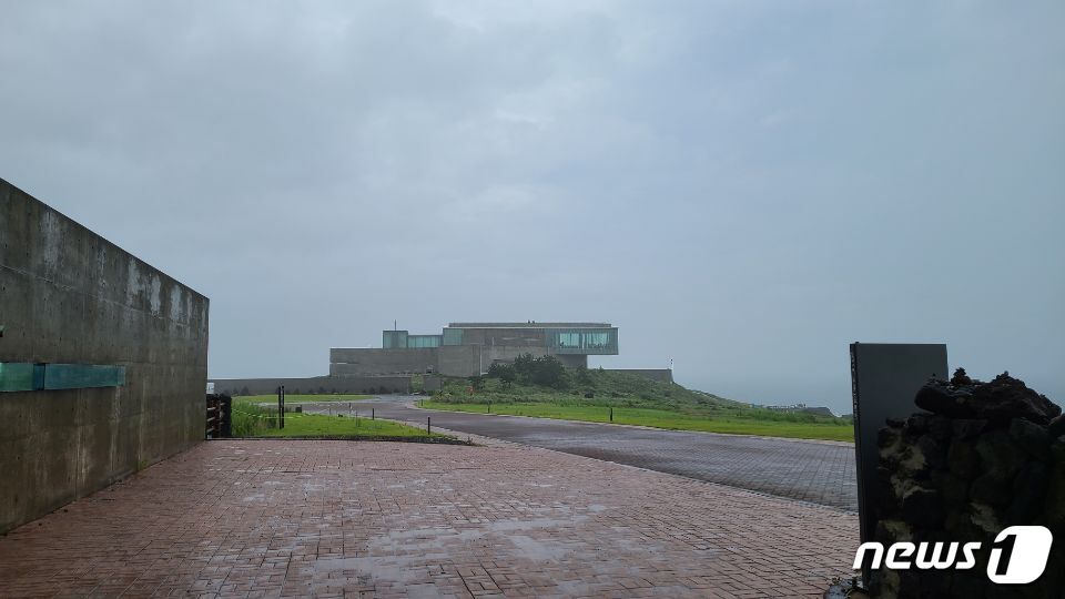 본문 이미지 - 안도 타다오가 설계한 글라스하우스.ⓒ 뉴스1 이기림 기자