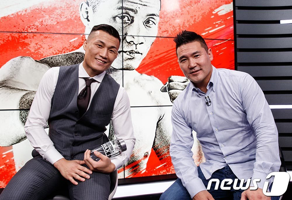 (서울=뉴스1) 김진환 기자 = ‘코리안 좀비’ 정찬성이 31일 서울 상암동에서 10월 UFC Fight Night 출전을 앞두고 열린 온라인 기자회견에서 에디 차 코치(오른쪽)와 …