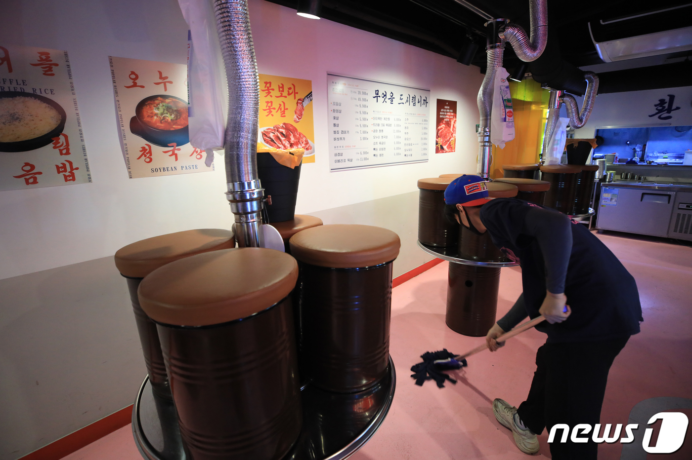 (서울=뉴스1) 구윤성 기자 = 강화된 사회적 거리두기 조치로 오후 9시부터 수도권 음식점 등의 매장영업이 제한된 31일 오후 서울 강남구 논현동의 한 음식점에서 직원이 영업을 마 …