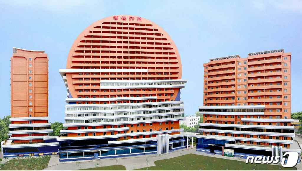 (평양 노동신문=뉴스1) = 북한 노동당 기관지 노동신문은 4일 신의주시에 있는 25층 고층 건물을 조명했다. 신문은 "타원형의 독특한 건축미를 자랑하며 시의 중심부에 틀지게 들어 …