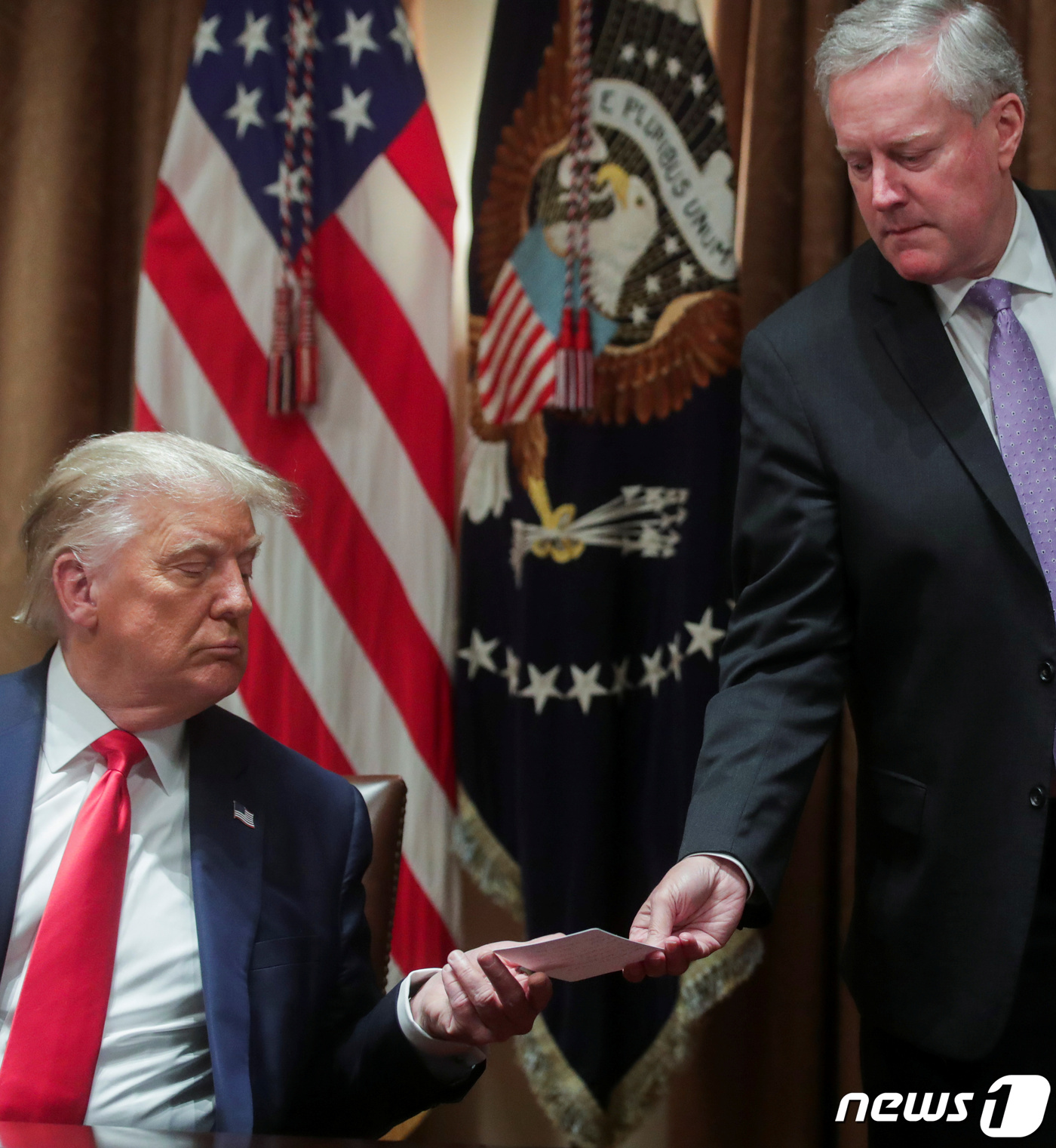 (워싱턴 로이터=뉴스1) 우동명 기자 = 마크 메도우 백악관 비서실장이 3일(현지시간) 워싱턴 백악관에서 열린 연방기관의 미국인 근로자 우선 채용 관련 행정명령 서명식 중 도널드 …