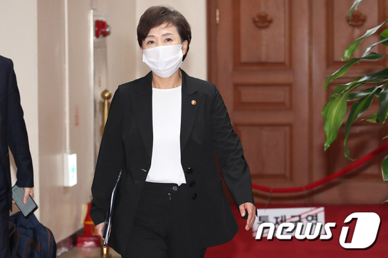 김현미 장관, 주택공급확대 TF 회의 참석