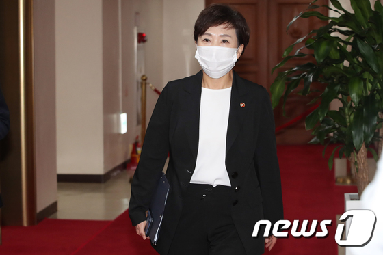 주택공급확대 TF 회의 참석하는 김현미 장관