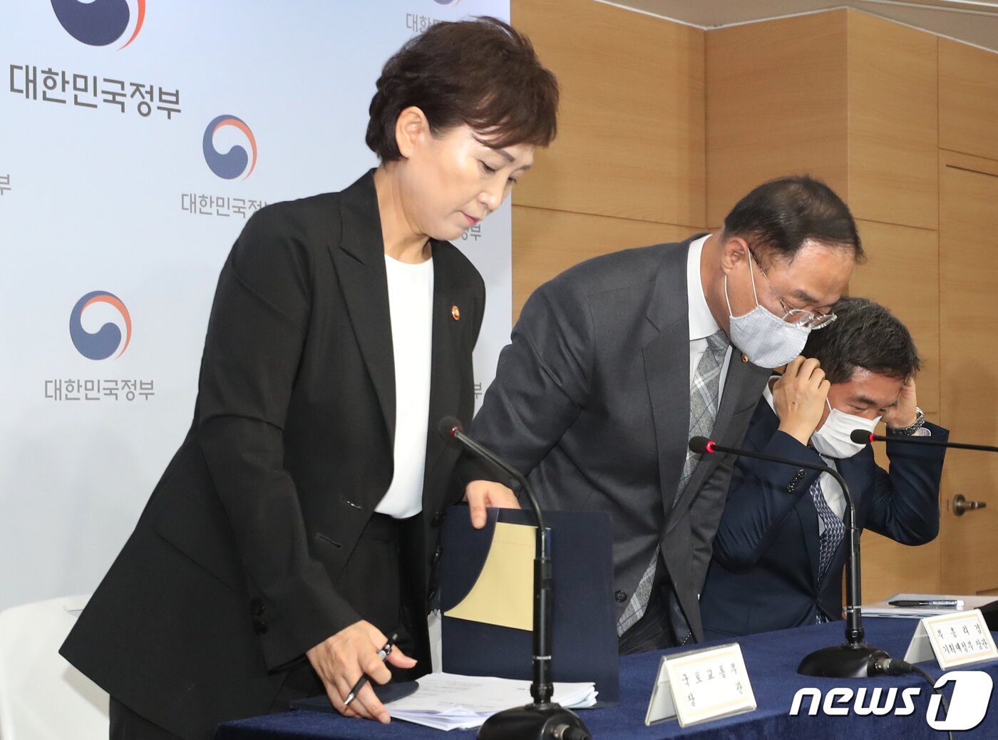 본문 이미지 - 홍남기 경제부총리 등이 4일 서울 종로구 정부서울청사에서 주택공급확대 테스크포스(TF) 회의결과 브리핑을 마치고 인사를 하고 있다. 왼쪽부터 김현미 국토교통부 장관, 홍남기 부총리, 서정협 서울시장 권한대행. 2020.8.4/뉴스1 ⓒ News1 송원영 기자