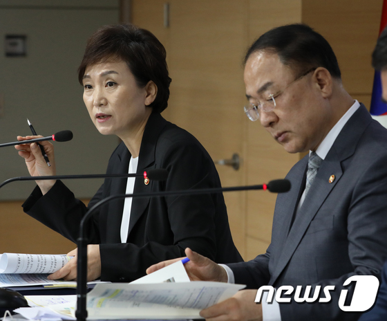취재진 질문 받는 김현미 장관