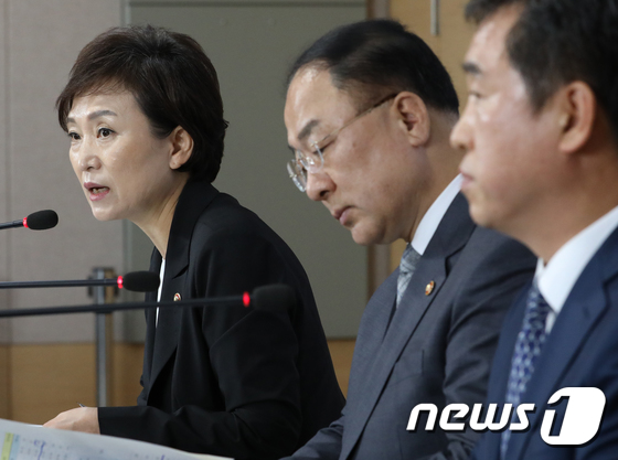 취재진 질문에 답변하는 김현미 장관