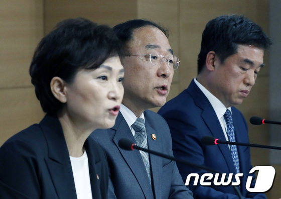 질문 받는 홍남기-김현미