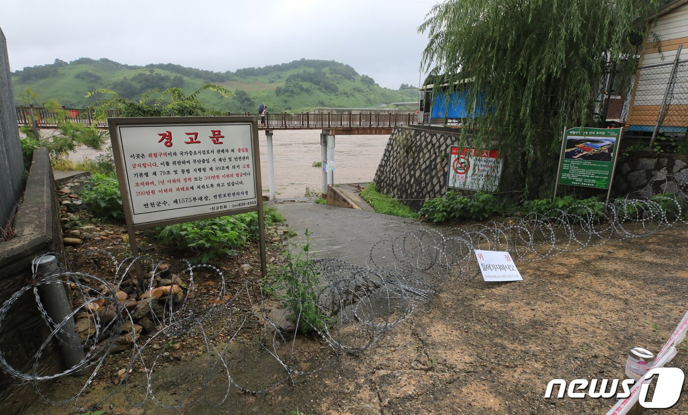 본문 이미지 - 호우특보가 발효중인 4일 오후 경기도 연천군 군남댐 인근 임진강변이 통제돼 있다. 이날 오전 기준 필승교 수위는 2.99m로 다소 안정적인 상황이다. 군남댐 수위도 3일 오전 33m를 기록하며 올해 처음 30m를 넘어섰다가 현재는 27m 수준을 유지하고 있다. 2020.8.4/뉴스1 ⓒ News1 구윤성 기자