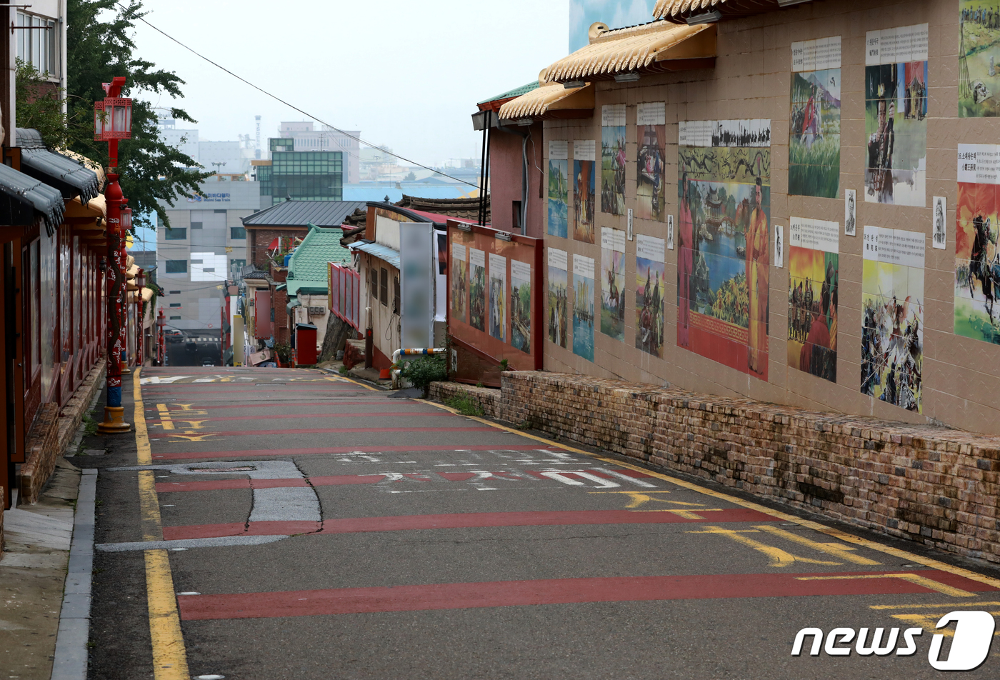 (인천=뉴스1) 정진욱 기자 = 4일 인천 중구 차이나타운거리가 한산한 모습을 보이고 있다.신종 코로나바이러스 감염증(코로나19)과 폭우 등으로 인천 관광지 자영업자들이 경영난을 …