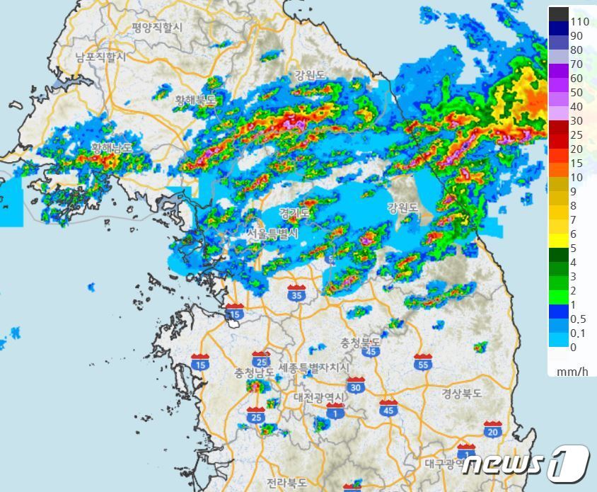 본문 이미지 - 4일 오후 4시10분 기준 기상청 날씨누리 레이더 합성영상(기상청 제공) ⓒ 뉴스1 황덕현 기자