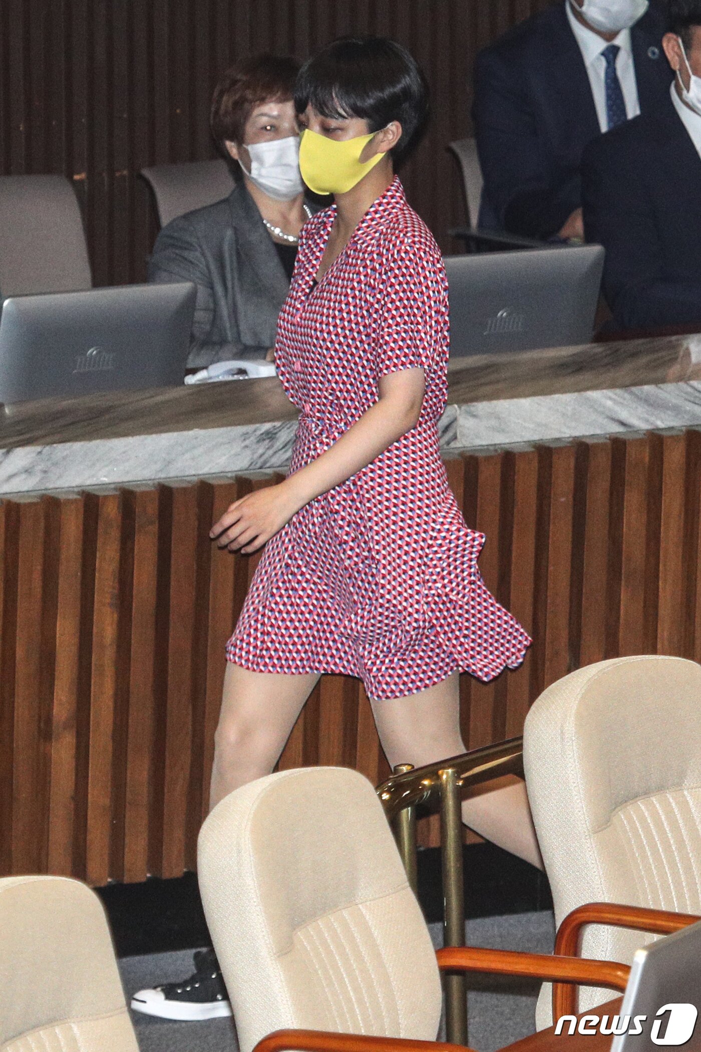 본문 이미지 - 류호정 정의당 의원이 4일 오후 서울 여의도 국회에서 열린 제380회국회(임시회) 제8차 본회의에 참석한 뒤 회의장을 나서고 있다. 2020.8.4/뉴스1 ⓒ News1 성동훈 기자