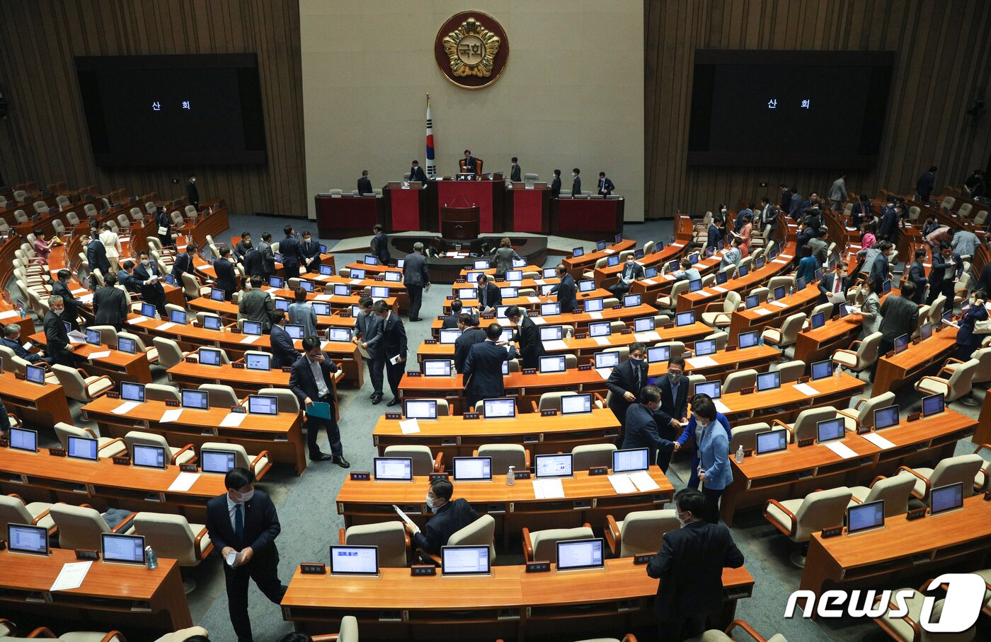 본문 이미지 -  서울 여의도 국회에서 열린 제380회국회(임시회) 제8차 본회의에서 여야 의원들이 산회가 선포되자 본회의장을 나서고 있다. 2020.8.4/뉴스1 ⓒ News1 성동훈 기자