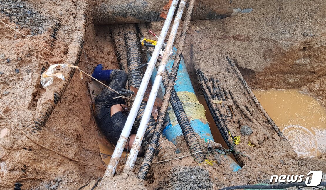 본문 이미지 - 김포시 관계자가 쓰레기자동집하시설 복구 작업을 하고 있다.(김포시제공) ⓒ 뉴스1