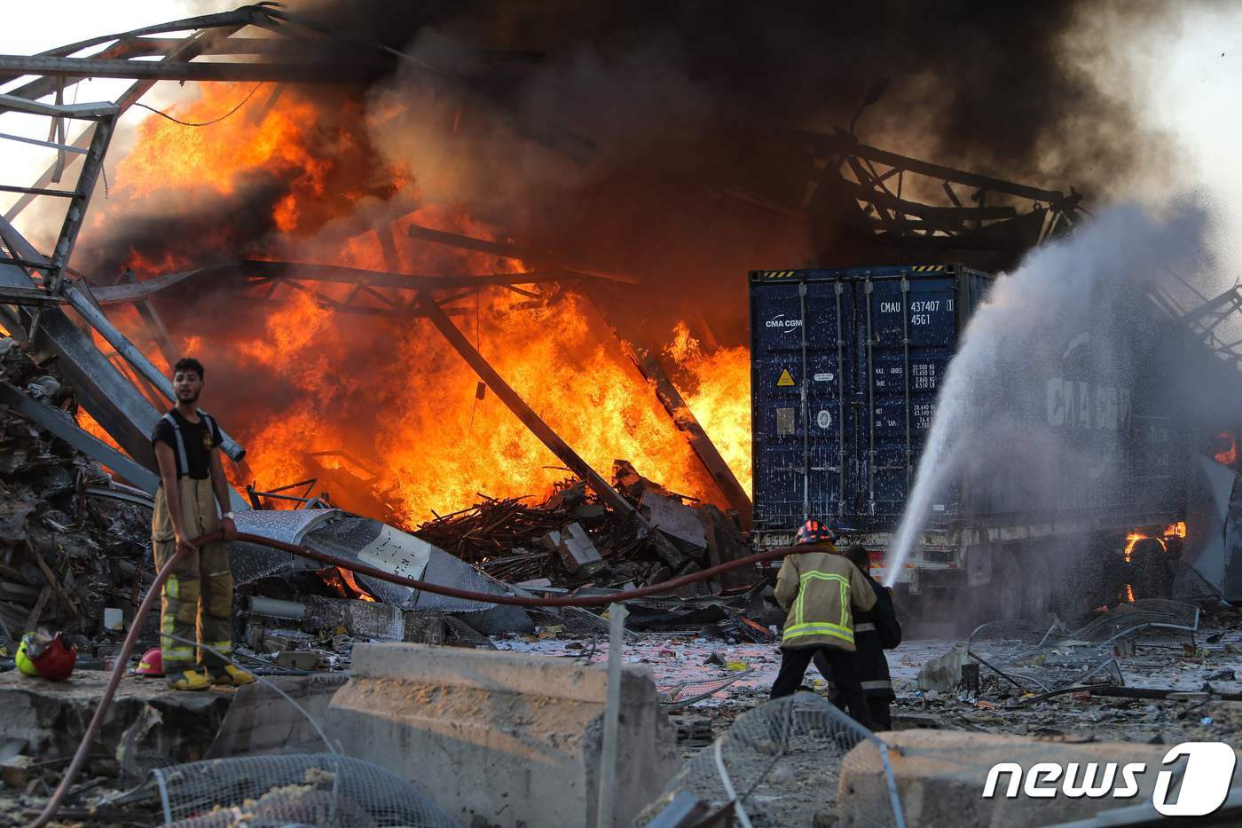 4일&#40;현지시간&#41; 레바논 수도 베이루트에서 발생한 대규모 폭발 사고 현장. ⓒ AFP=뉴스1