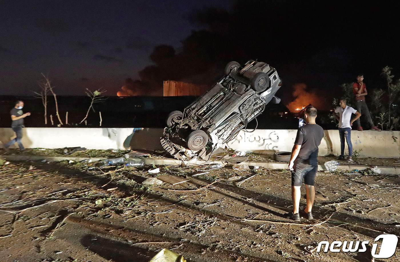 4일&#40;현지시간&#41; 레바논 수도 베이루트에서 발생한 대규모 폭발로 자동차가 뒤집혔다. ⓒ AFP=뉴스1