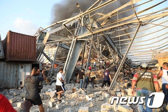 [사진] 폭격 맞은 듯한 베이루트 폭발사고 현장