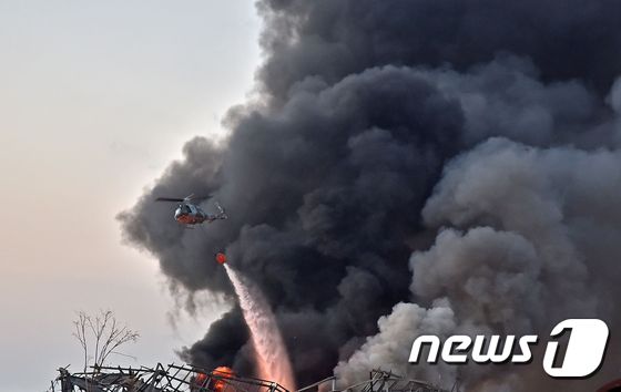 [사진] 검은 연기 뚫고 베이루트 폭발 진화하는 헬기