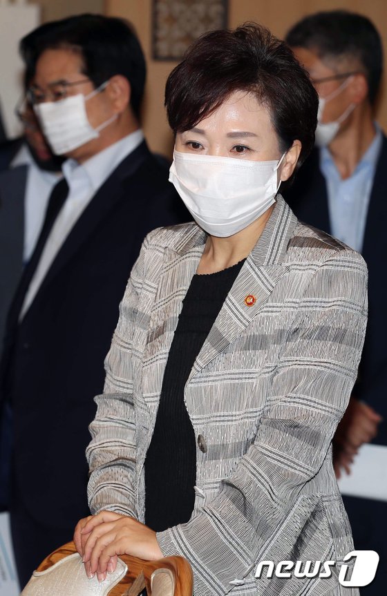 부동산 시장 점검회의 참석하는 김현미 장관 