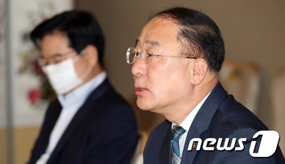 홍남기 부총리, 부동산시장 점검 관계장관회의 주재 